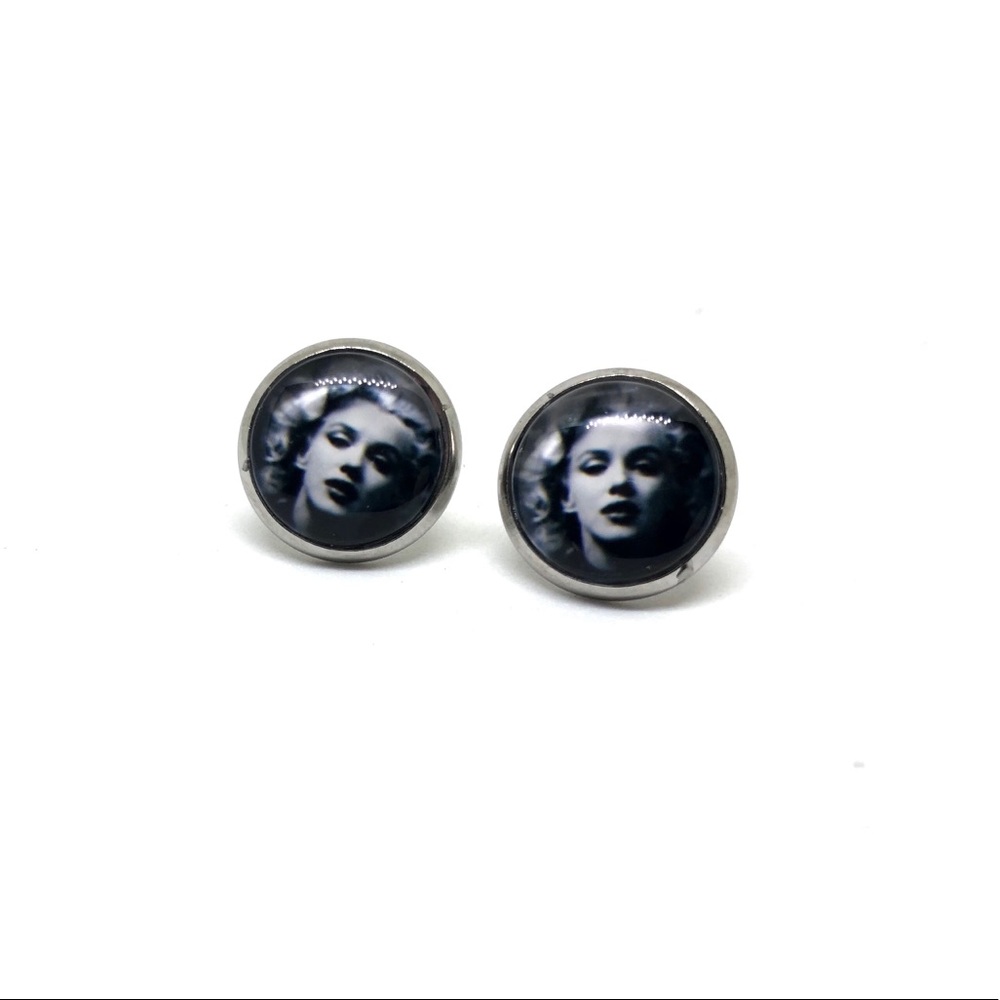 Marilyn Monroe round earrings